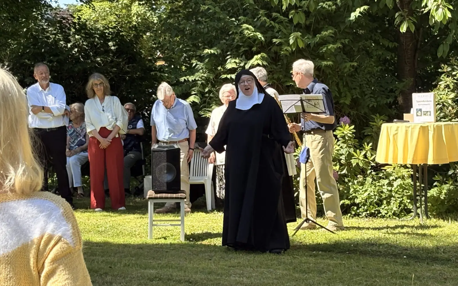 Eine rundum gelungene Gedenkfeier gab es im Klostergarten hinter der Rochuskapelle, anlässlich des 25-jährigen Wiederaufbaus der Kapelle. Fotos: cj