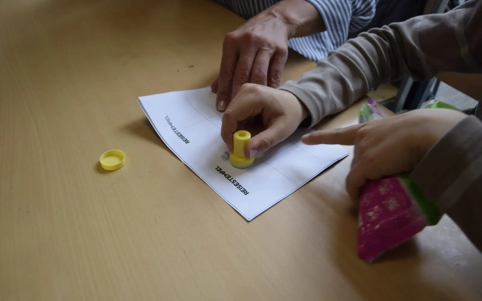Bei jedem Raum gab es eine Stempel-Station, bei welcher die Reisepässe gestempelt werden konnten. Foto: dav