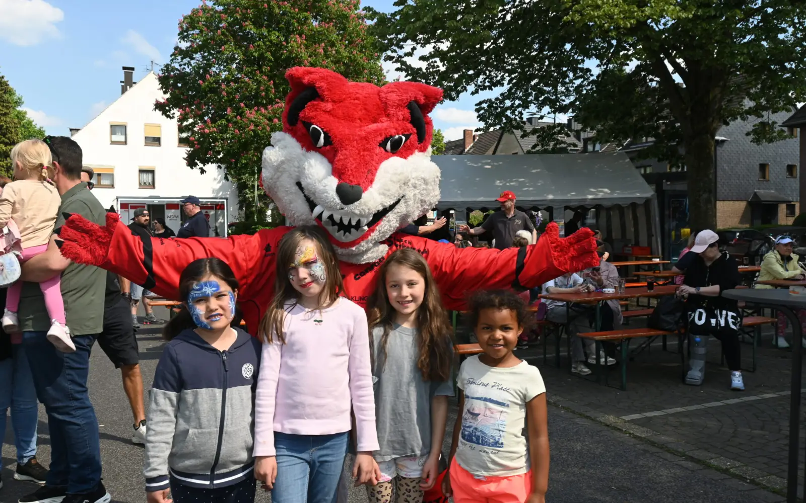 Auch das Maskottchen der Füchse, Manni, freute sich über das erste Fest für Kinder und Familien in Buchholz in Vorfeld des Rhein-Ruhr-Marathons. Foto: sam