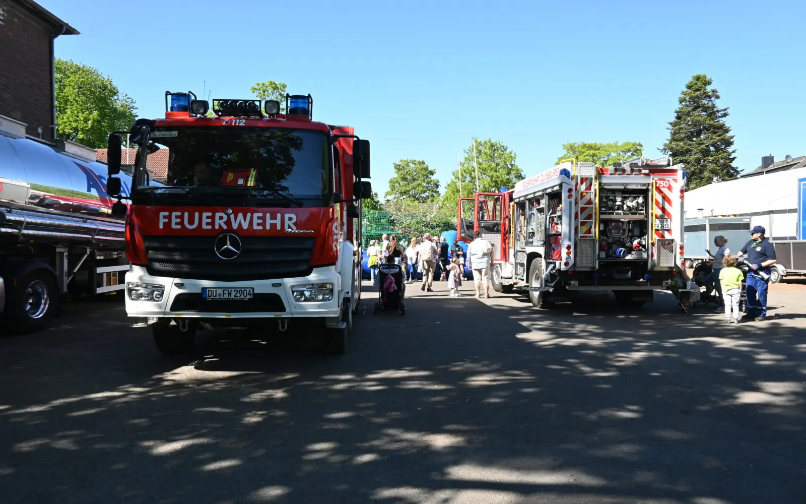 Große und kleine Besucher hatten die Möglichkeit, Feuerwehrautos näher zu erkunden. Foto: sam