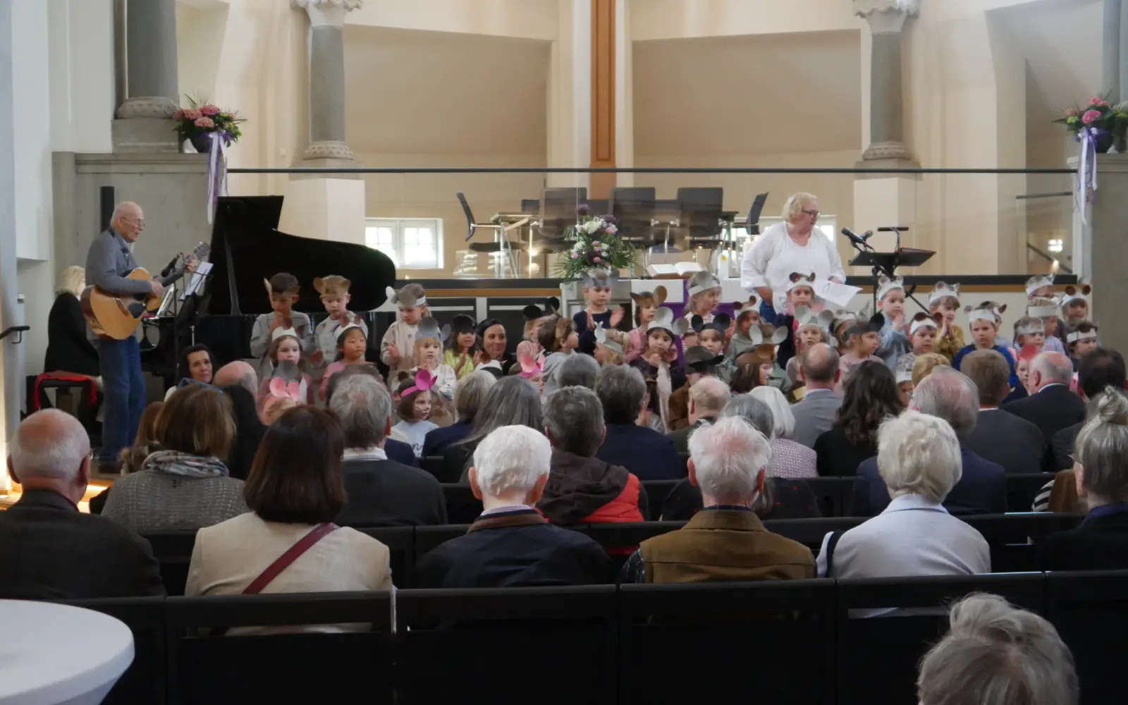 Die "Kirchenmäuse" sangen zu Beginn "Laudato Si". Foto: cj