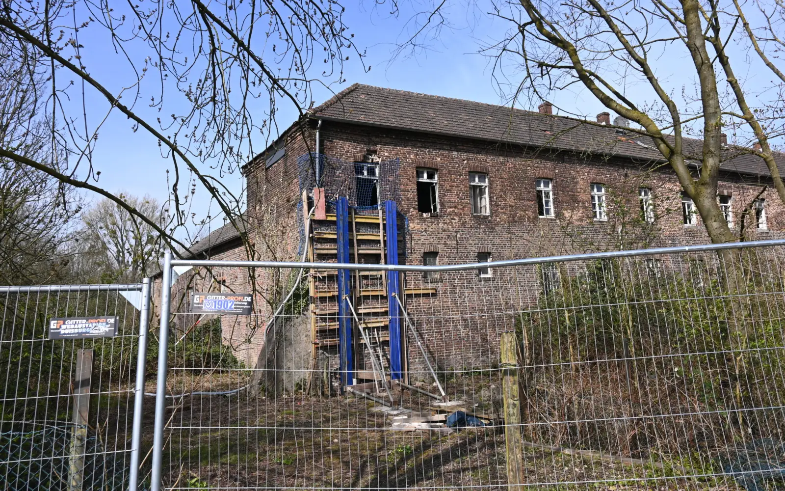 An einigen Stellen musste das alte Gebäude abgestützt werden. Offene Stellen lassen die Feuchtigkeit durch. Foto: sam