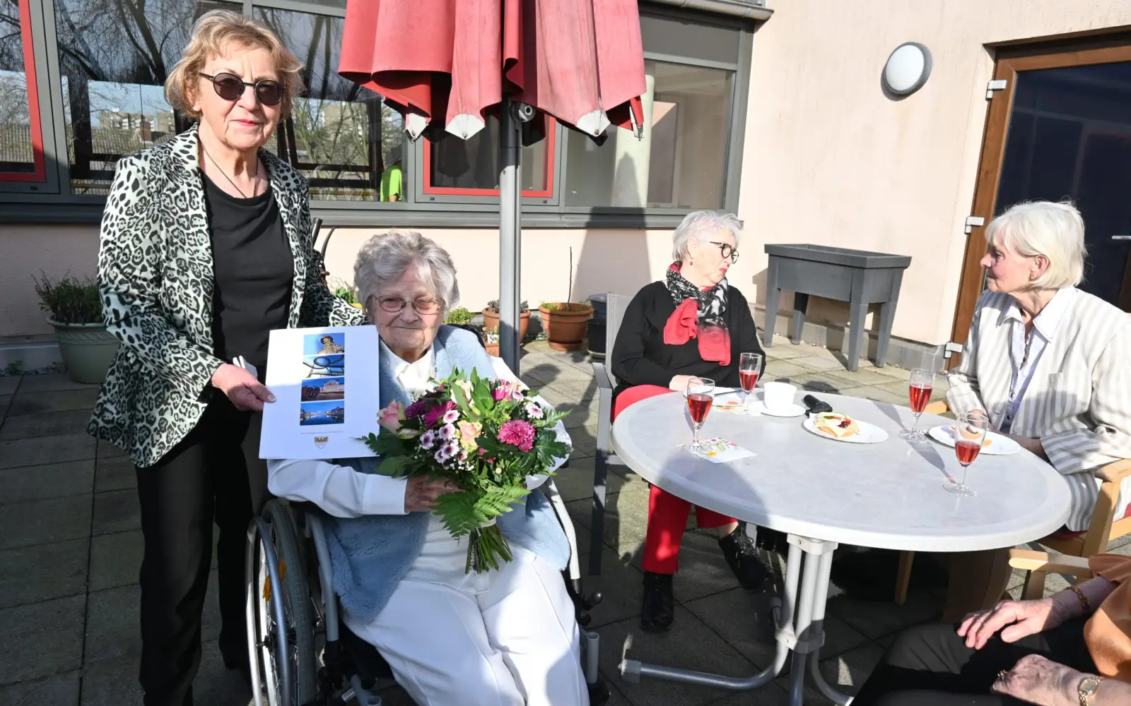 Bürgermeisterin Edeltraud Klabuhn überbrachte die Glückwünsche von Oberbürgermeister Sören Link und Ministerpräsident Hendrik Wüst. Gemeinsam lasen sie die Urkunde laut vor. Foto: sam