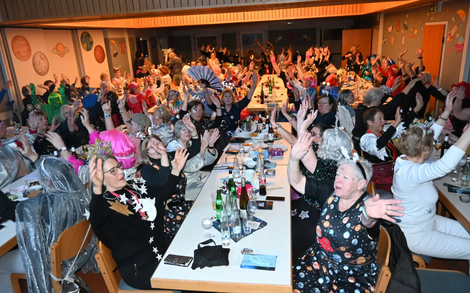 Im ausverkauften Gemeindezentrum Herz-Jesu hatten mehr als 100 Frauen ihren Spaß. Foto: sam