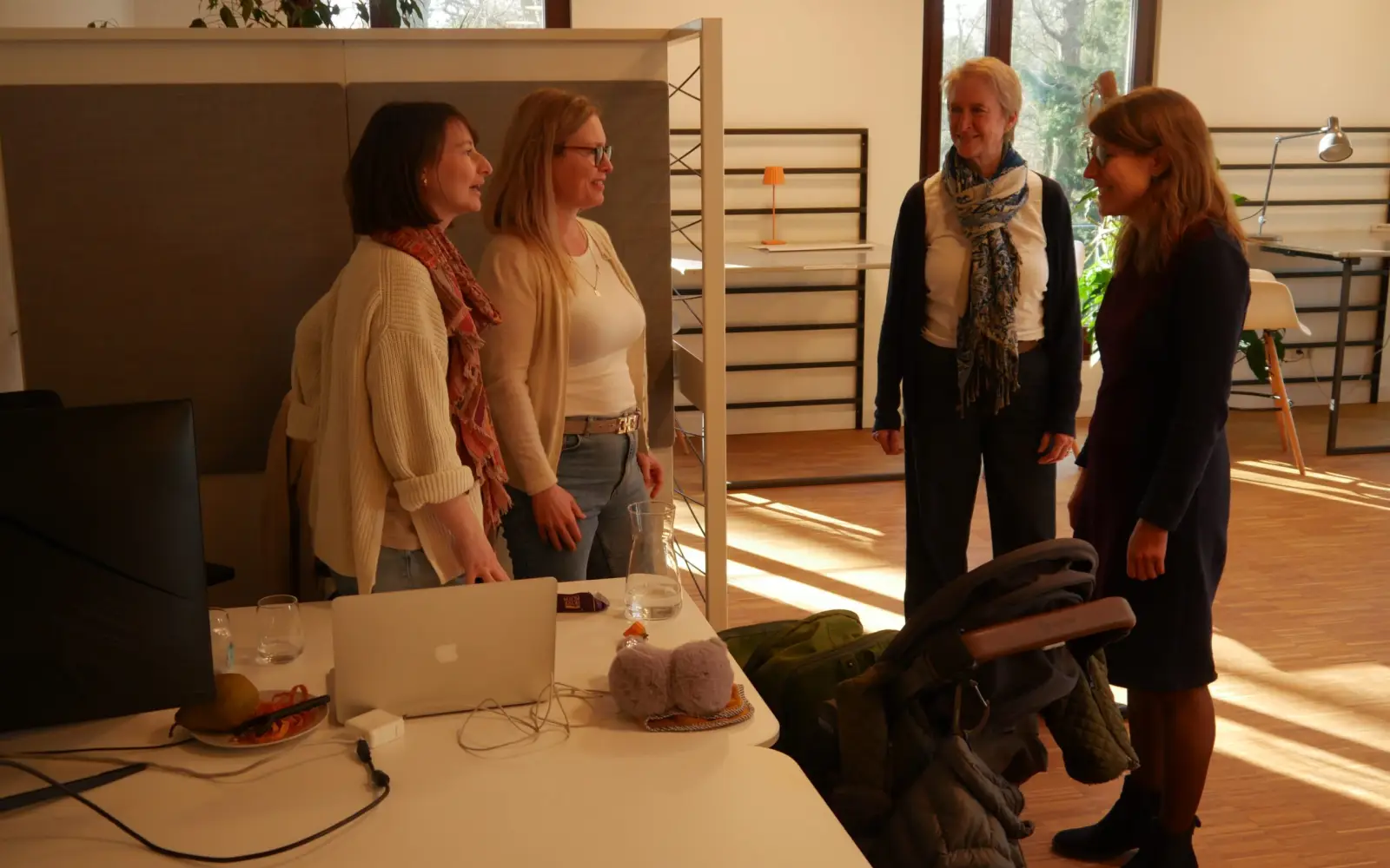 Sarah Greifswald (links) und Julia Nau (mitte) nutzen den kiwifalter und freuten sich über das Gespräch mit der Ministerin. Foto: sam