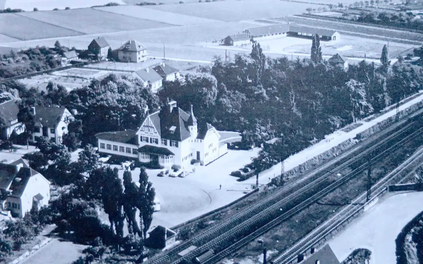 Haus Litzbrück in Angermund wird vom Düsseldorfer Denkmalschutzamt als nicht denkmalwürdig eingestuft. Hier ein Foto aus Ende der 1960er-Jahre. Im Hintergrund die Friedrich-von-Spee-Gemeinschaftsgrundschule und die noch nicht ausgekieste freie Landschaft. Foto: Archiv hs