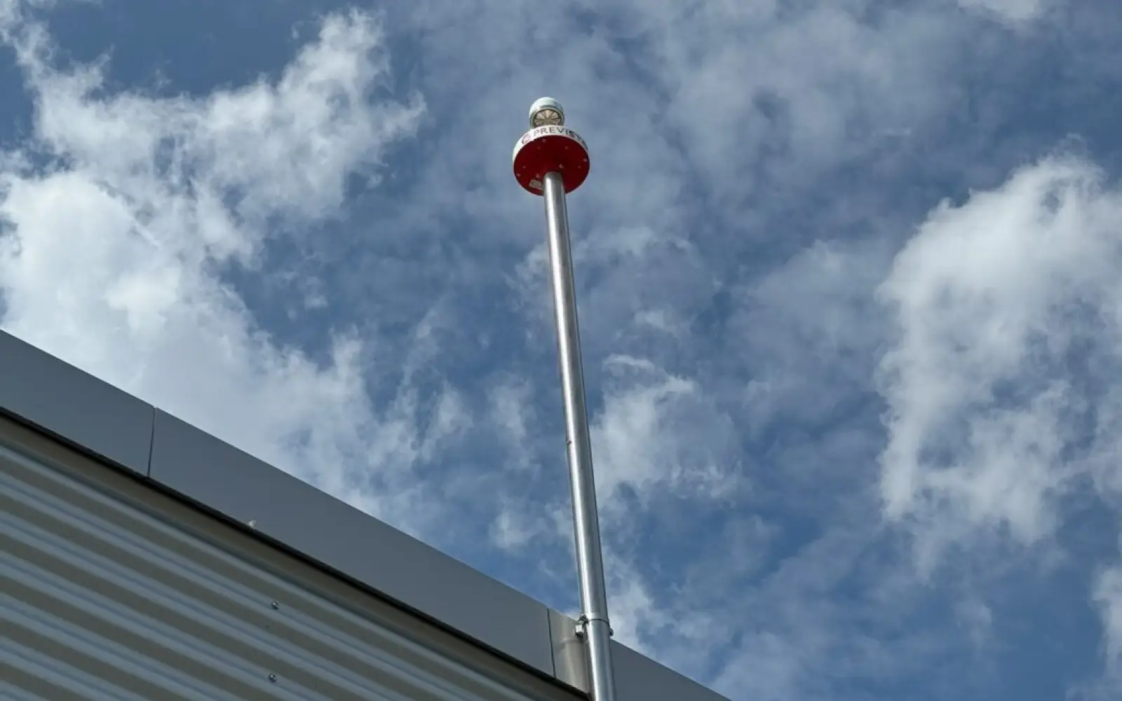 Einer von drei neuen Feldmühlensensoren am Flughafen Düsseldorf misst die elektrische Feldstärke in der Atmosphäre. Archivfoto: Flughafen Düsseldorf