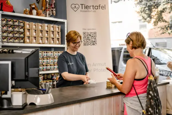 Bedürftige Tierhalter bekommen bei der Tiertafel Düsseldorf Futter für Hund und Katze