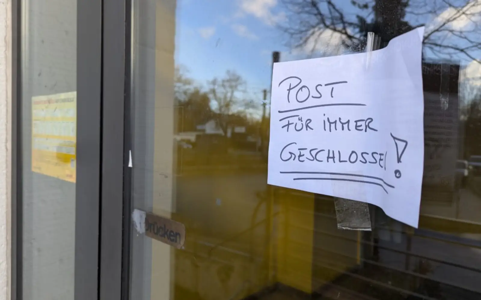 Ein handgeschriebener Zettel weist auf die dauerhafte Schließung der Postfiliale hin. Foto: ah