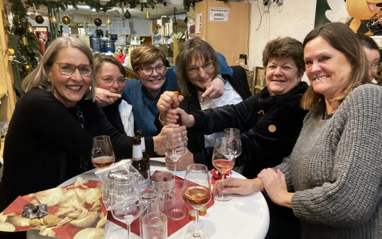 Nach der guten und intensiven Vorarbeit freute sich Sabine Lindner (3. von rechts) über die gute Stimmung. Foto: sam