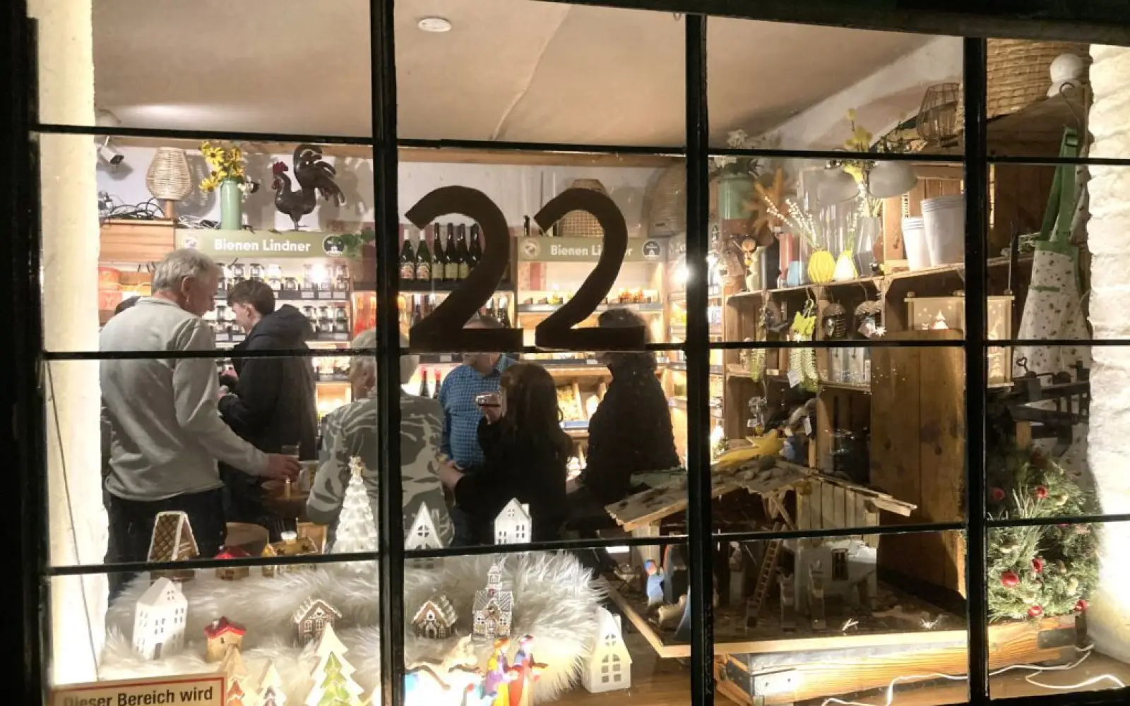 Das 22. Adventsfenster in Serm war bei „Bienen Lindner“ auf der Dorfstraße. Foto: sam