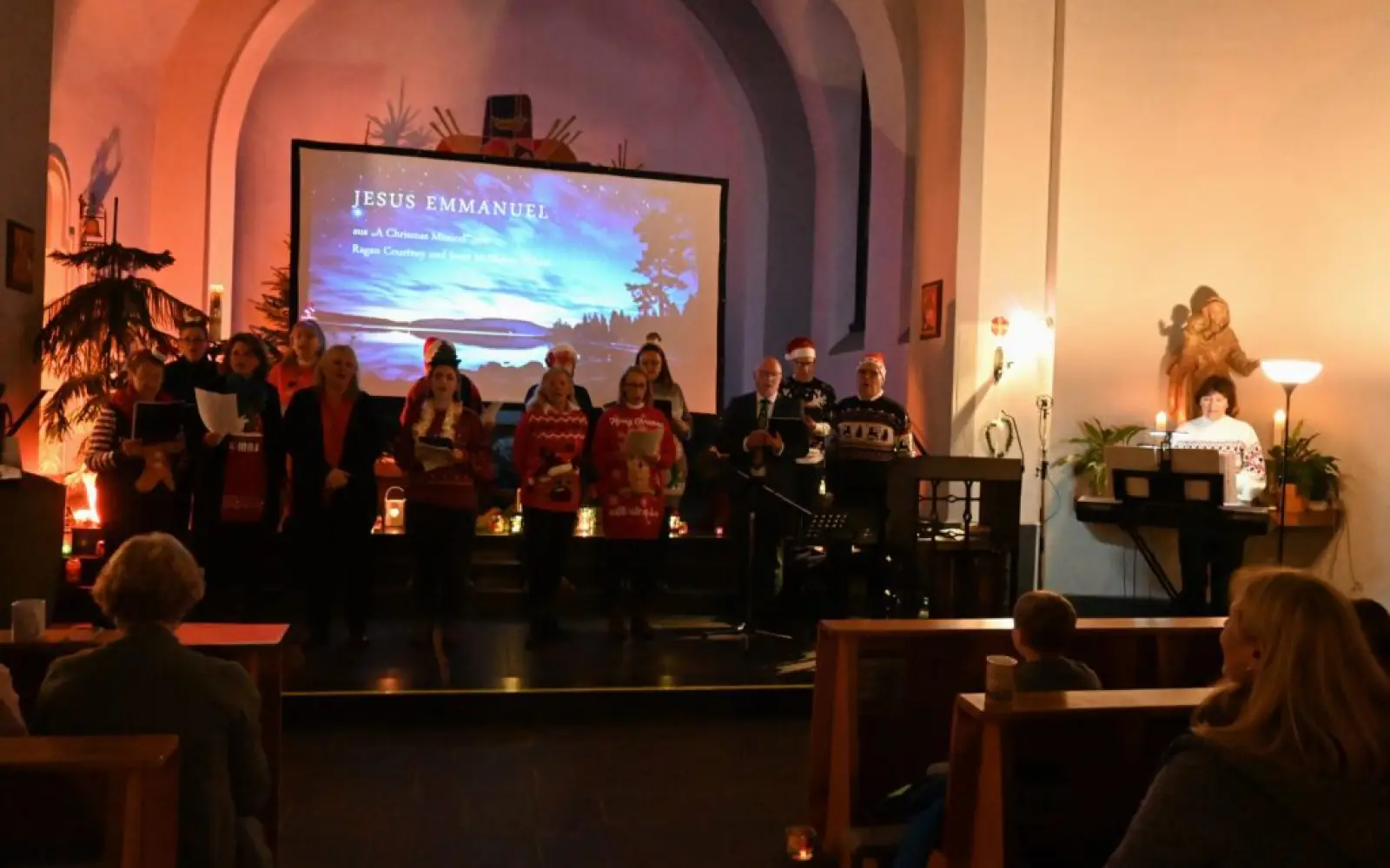 Unter der Leitung von Angelika Kreh stimmte der Chor „Serm Voices“ musikalisch auf Weihnachten ein. Foto: sam