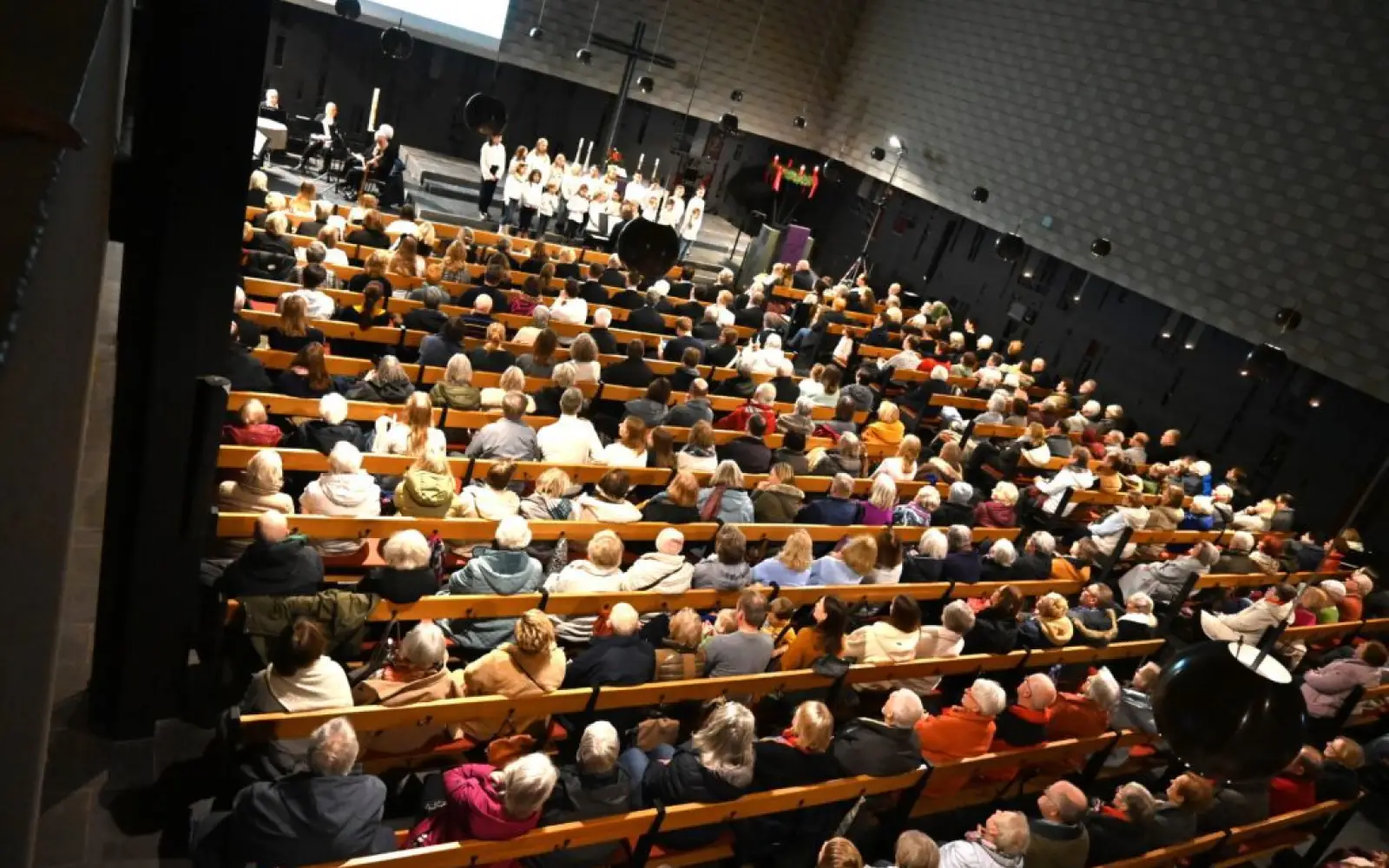 Alle Mitwirkenden sorgten unter der Leitung von Annette Erdmann für ein schönes, stimmungsvolles Konzert in der Versöhnungskirche. Foto: sam