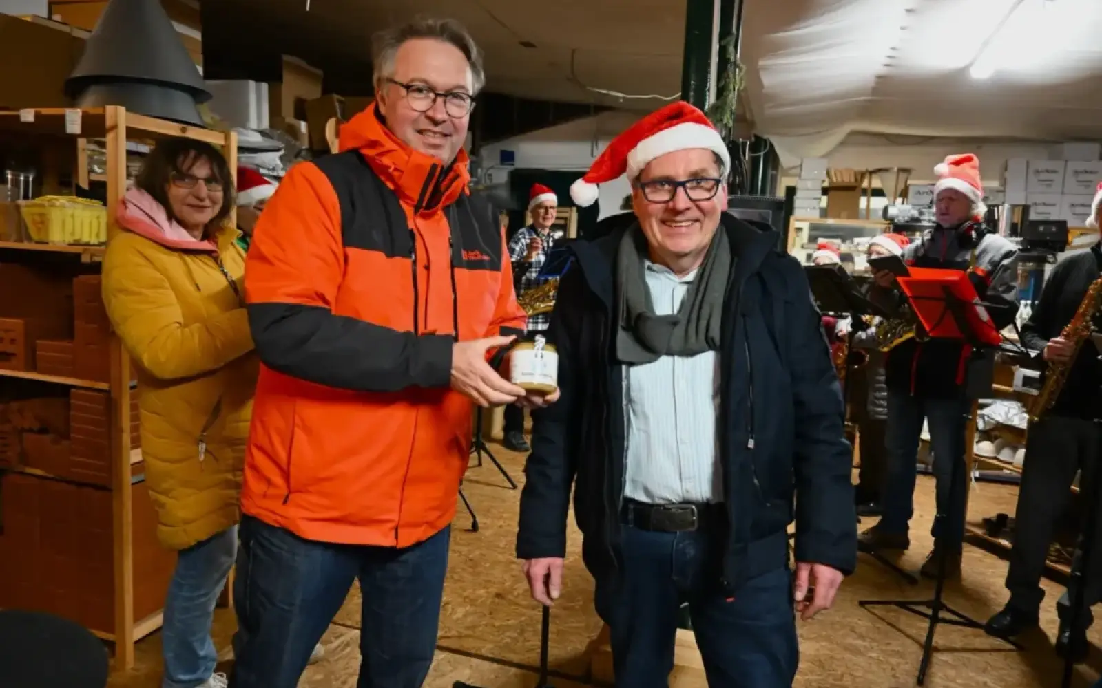 Sabine und Stefan Lindner übergaben Guido Grospietsch das erste Glas Honig – mit dem Stadtklang-Etikett. Alle anderen Aktiven bekamen natürlich auch eins. Foto: sam