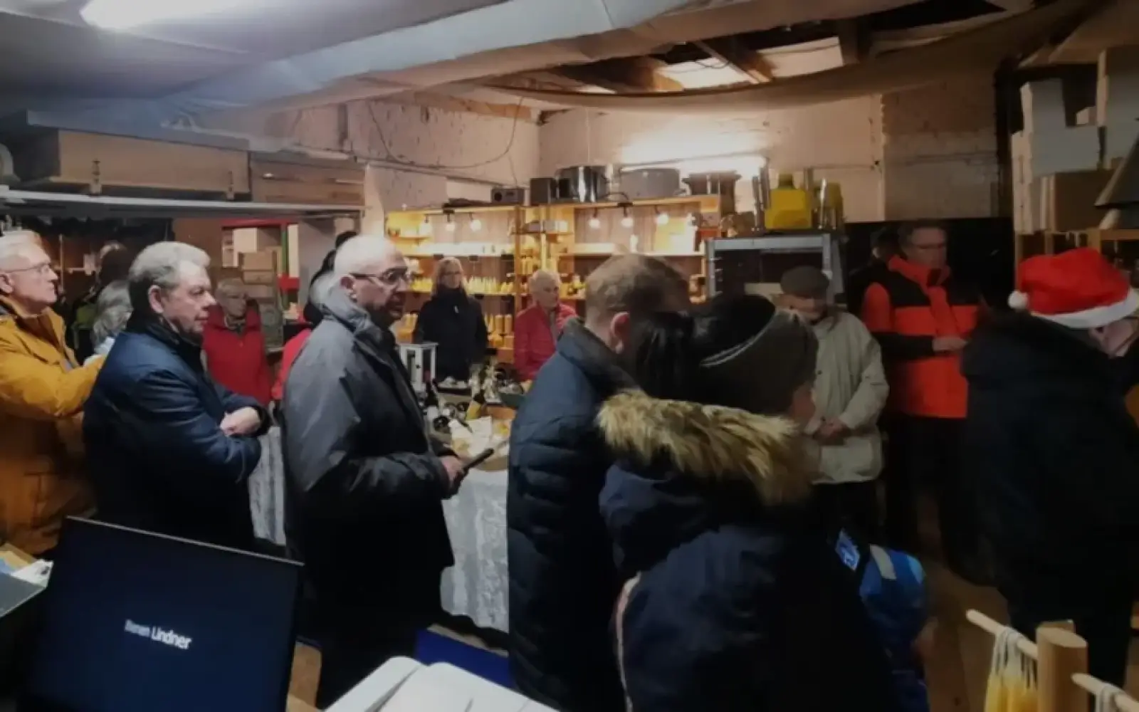Dicht gedrängt standen die Zuhörer im Laden von „Bienen Lindner“ in der Dorfstraße in Serm. Foto: privat