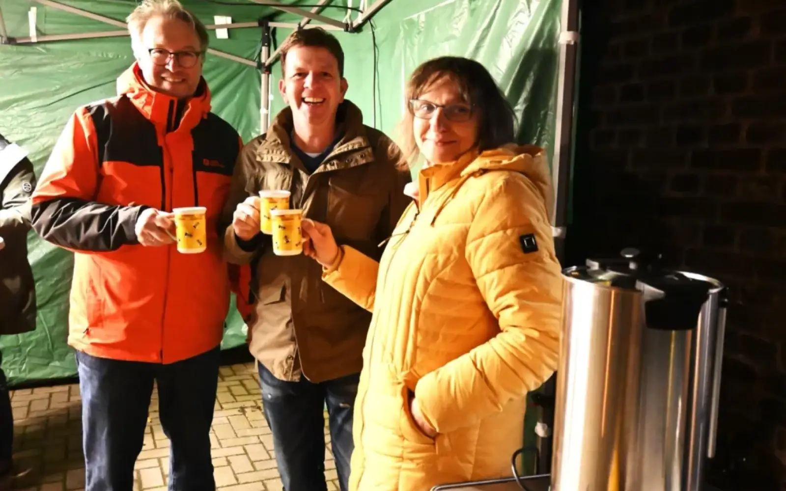 Über die gelungene Premiere des Stadtklang-Projekts freute sich Organisator Michael Beck (Mitte). Er stieß mit Sabine und Stefan Lindner auf die gute Zusammenarbeit an. Foto: sam
