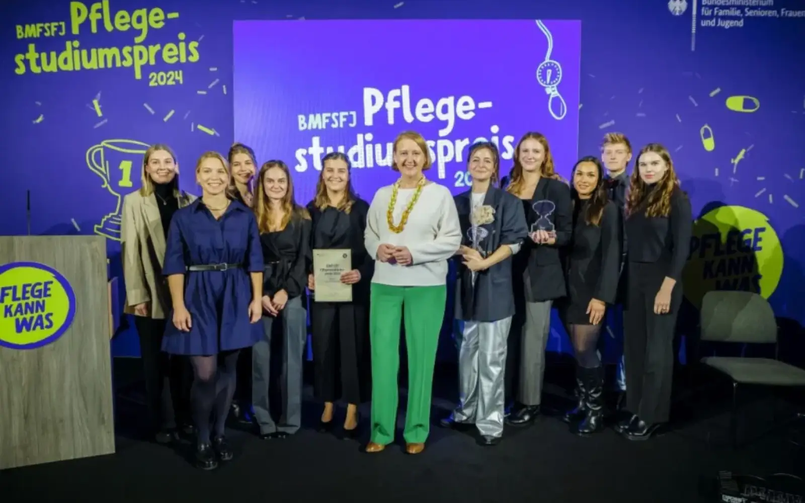 Die zehn Preisträgerinnen freuen sich über die Auszeichnung. Foto: Bundesministerium für Familie, Senioren, Frauen und Jugend BMFSFJ