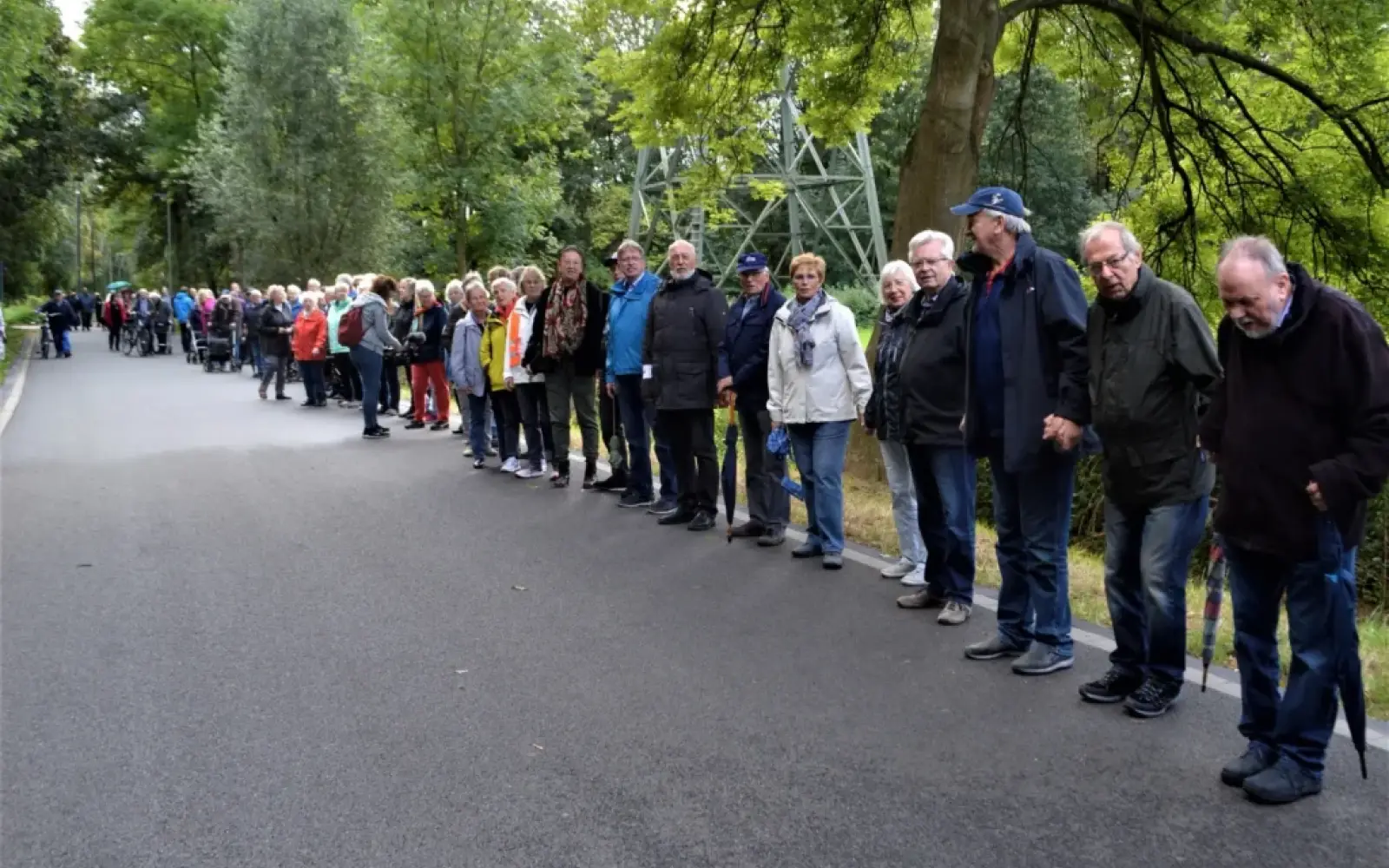 2019 bildeten viele Menschen eine Kette von Ungelsheim nach Hüttenheim – sie wollten nicht, dass ein wesentlicher Teil ihrer Buslinie gestrichen wurde. Sie wurden von den örtlichen Bürgervereinen unterstützt. Nun treten Nachbesserungen in Kraft. Archivfoto: sam