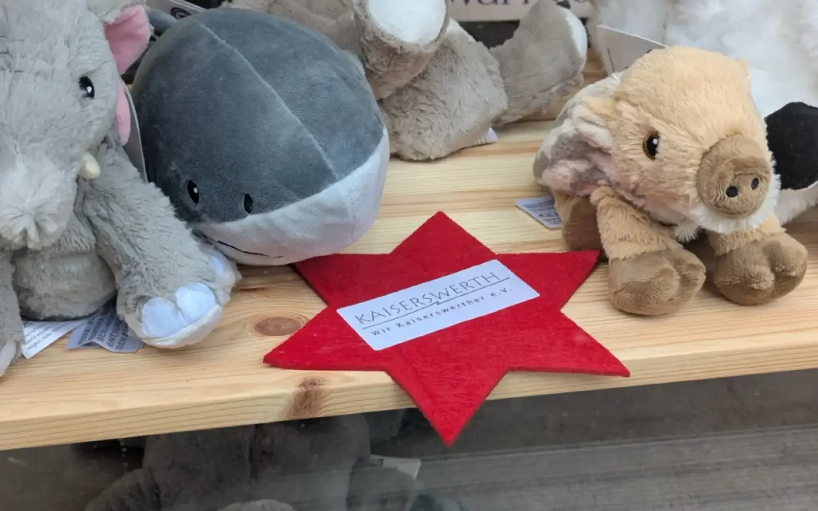Rote Filzsterne mit dem Logo von „Wir Kaiserswerther e.V.“ locken Kinder zum Mitmachen beim Sterne-Gewinnspiel. Foto: ah