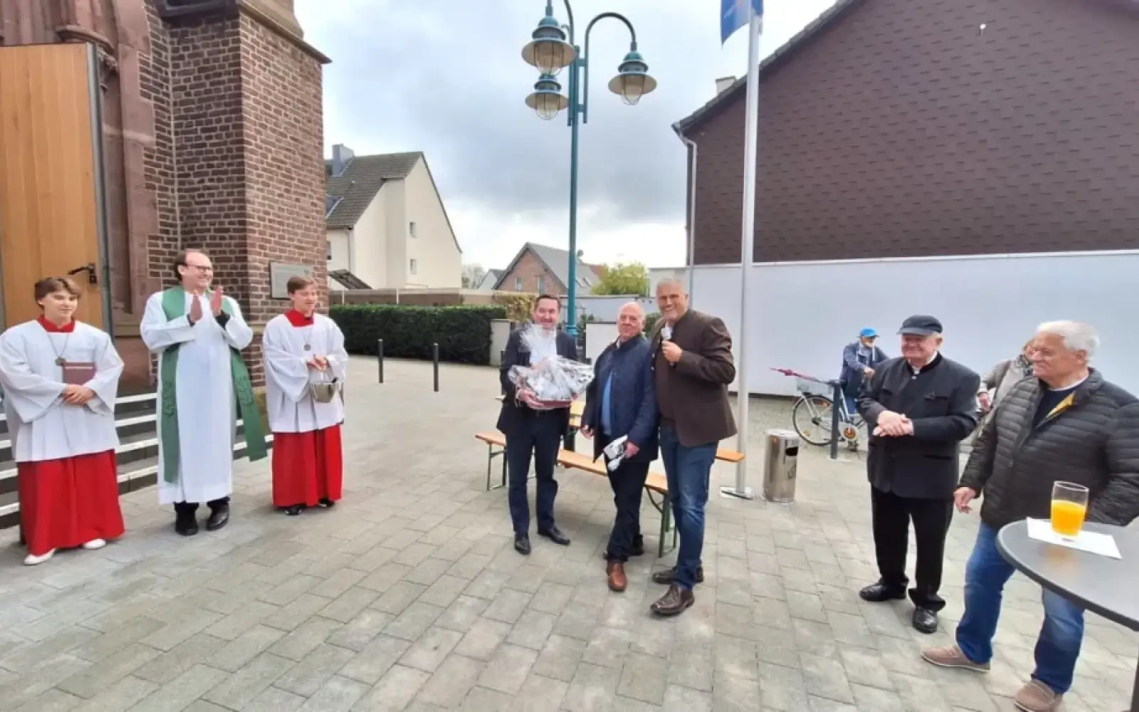 Nach der Segnung des Platzes durch Pfarrer Andreas Brocke (2. von links) ergriff Joachim Holzschneider aus dem Kirchenvorstand das Mikrofon. Mit dabei: Fördervereinsvorsitzender Hans-Georg Goworr sowie Uwe Becker (mit Geschenk). Foto: privat