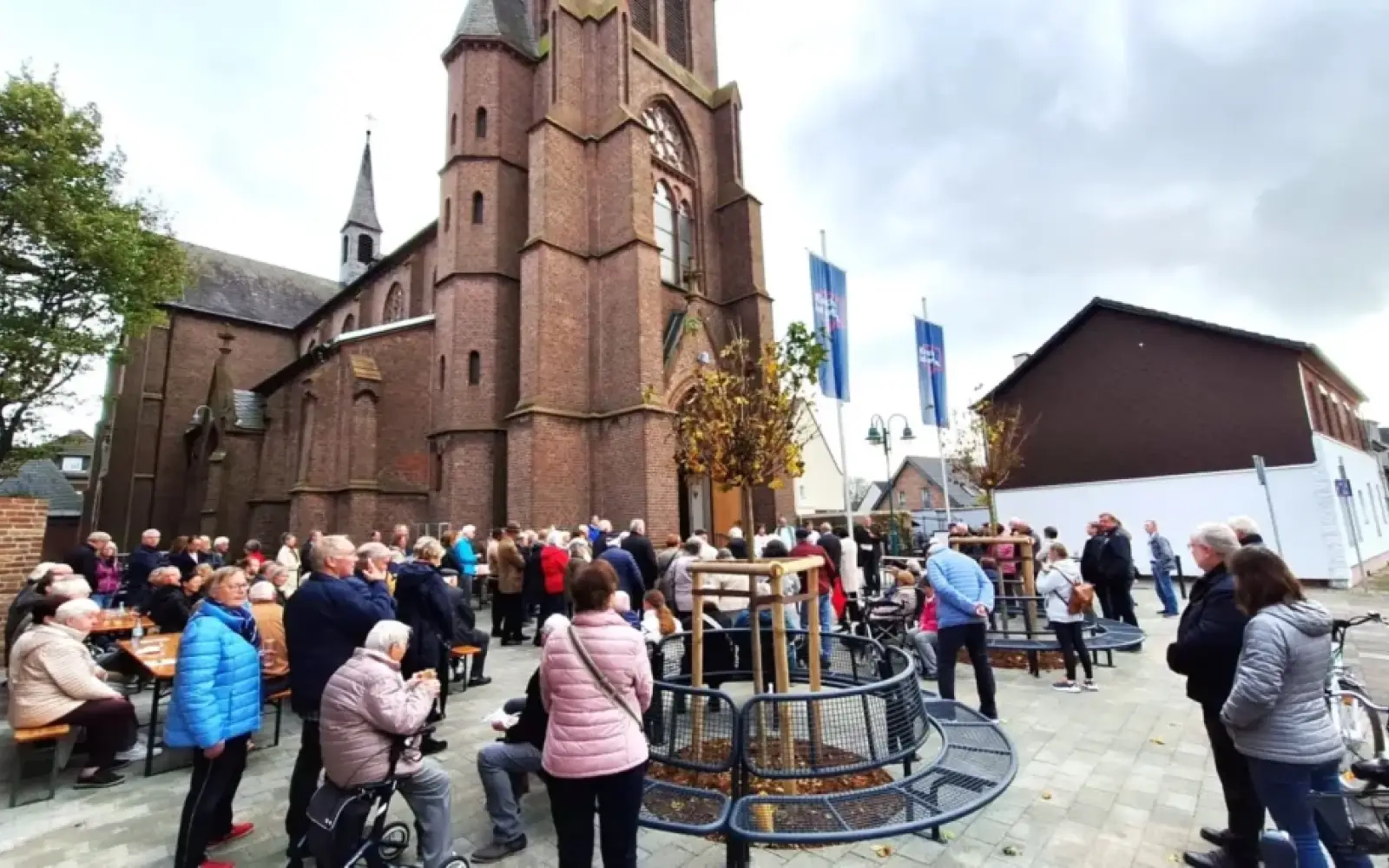 Ein Ort für Begegnung soll der Kirchplatz in Huckingen werden – die Bank lädt dazu ein. Foto: privat