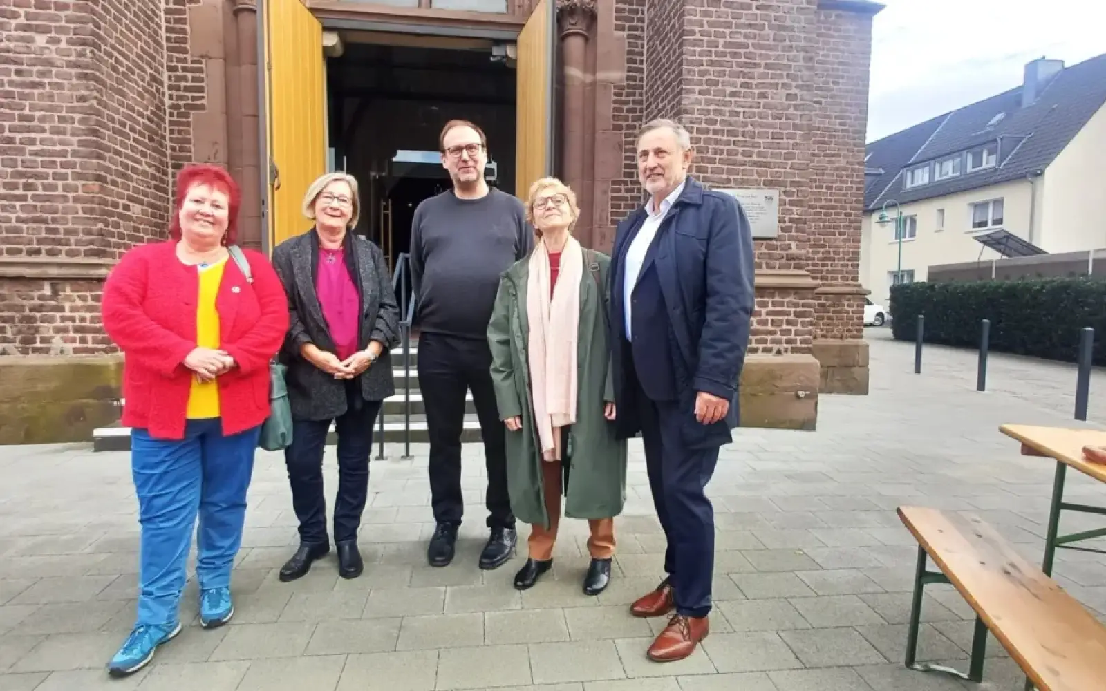 Auch Mitglieder der Bezirksvertretung Süd waren bei der Einweihung vor Ort (von links): Bezirksbürgermeisterin Beate Lieske, Angelika Kleinefeldt, Pfarrer Andreas Brocke, Heide Apel und Wolfgang Schwertner. Foto: privat