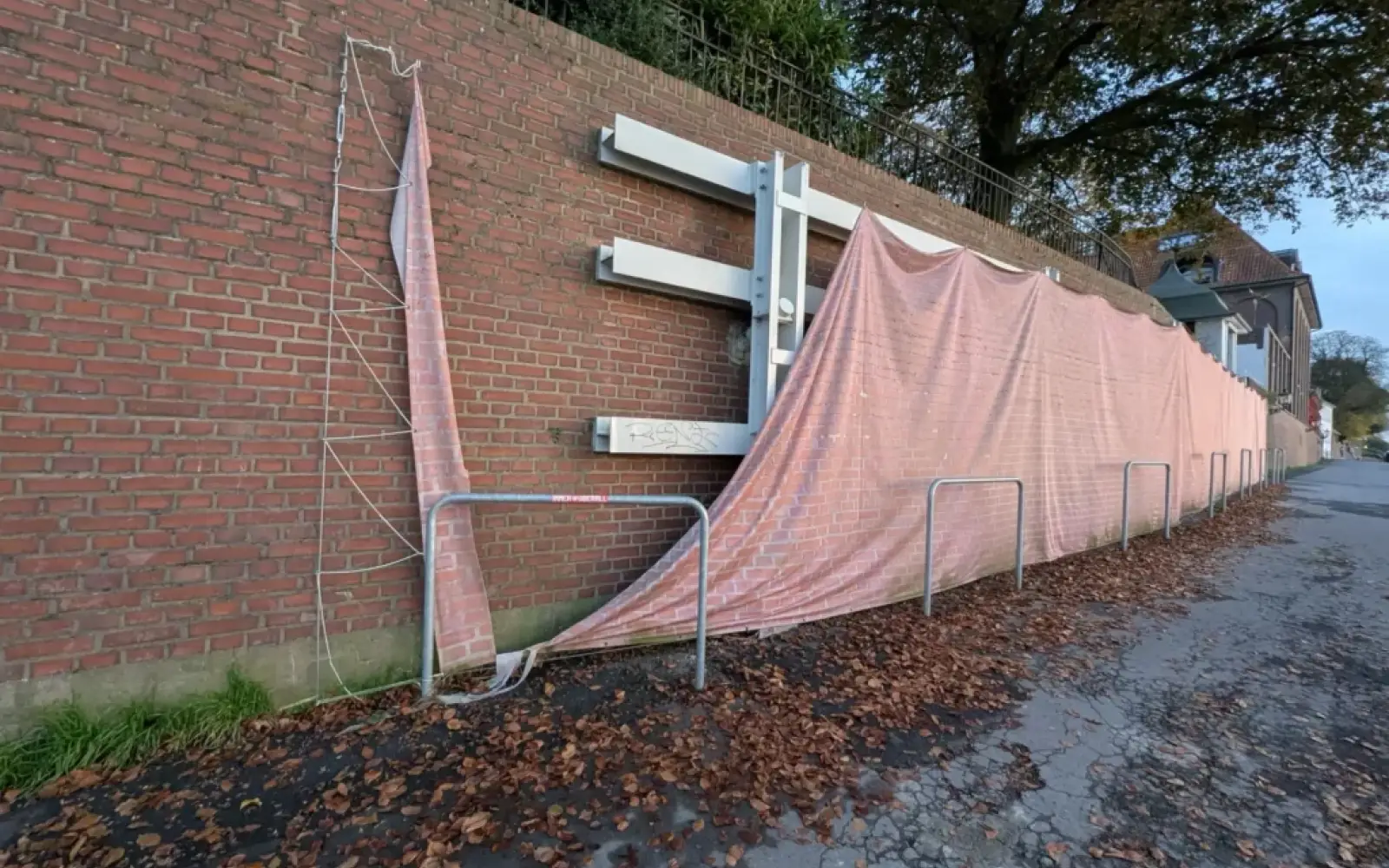 Beschädigte Verkleidung am Stützgerüst der Hochwasserschutzmauer in Kaiserswerth. Ein Antrag sieht einen Wettbewerb für eine künstlerische Gestaltung vor. Foto: ah