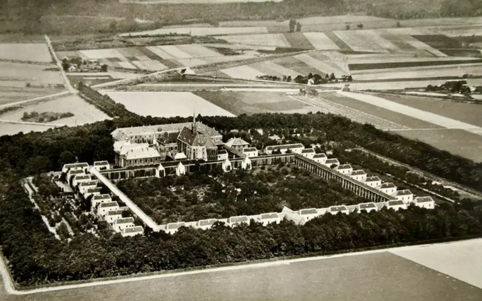 Diese Luftaufnahme zeigt die historische Kartause Hain in Unterrath, umgeben von der weitläufigen Klosteranlage und ihren 10.000 Eichen.