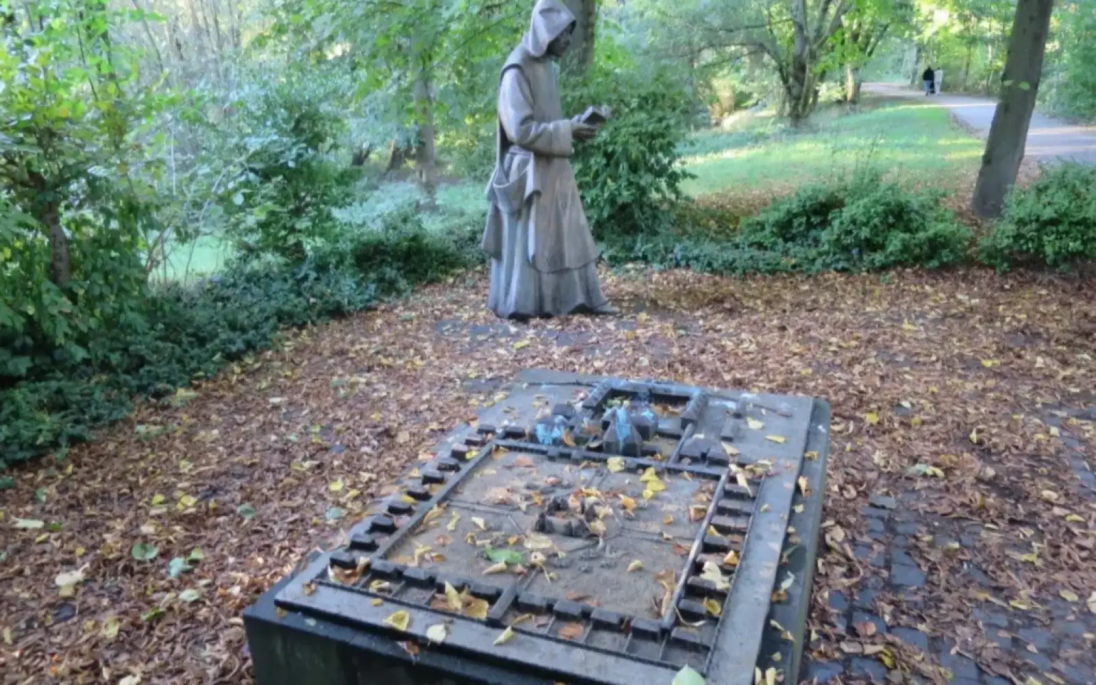 Die Gedenkstätte im Kittelbachpark zeigt eine Skulptur eines Kartäusermönchs und ein Modell der Klosteranlage, errichtet 1994 zur Erinnerung an die Kartäuser in Unterrath. Foto: hs