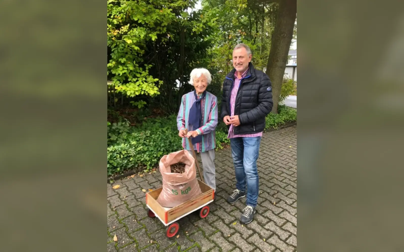 Selbst mit 96 Jahren hat Ute Bode aus Huckingen Eicheln gesammelt, wie schon im vorigen Jahr. Foto: privat