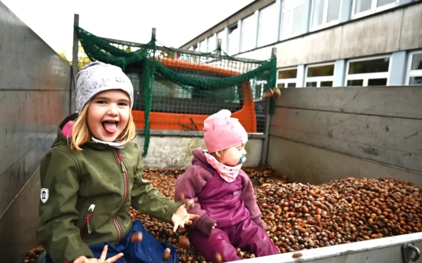 Nicht nur beim Sammeln hatten diese Kinder Spaß, sondern auch beim Aufladen auf den Laster des Stadtförsters. Foto: sam