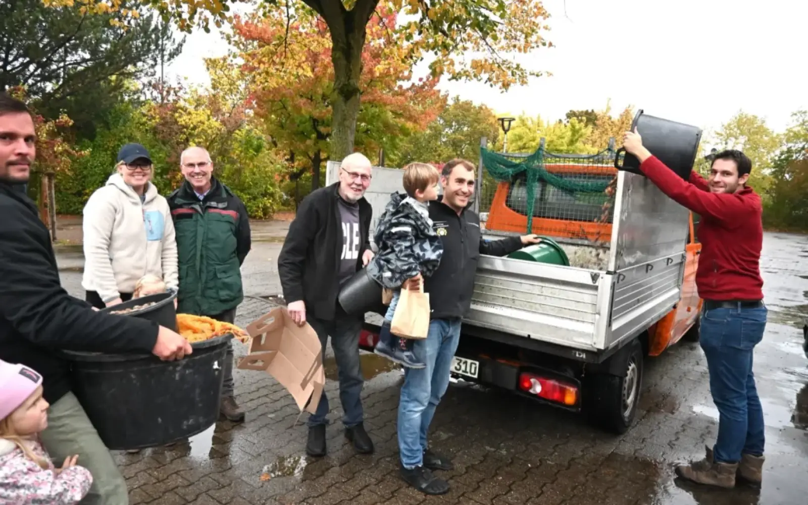 Jede Hand packt beim Verladen der Eicheln mit an, alle ziehen an einem Strang. Foto: sam