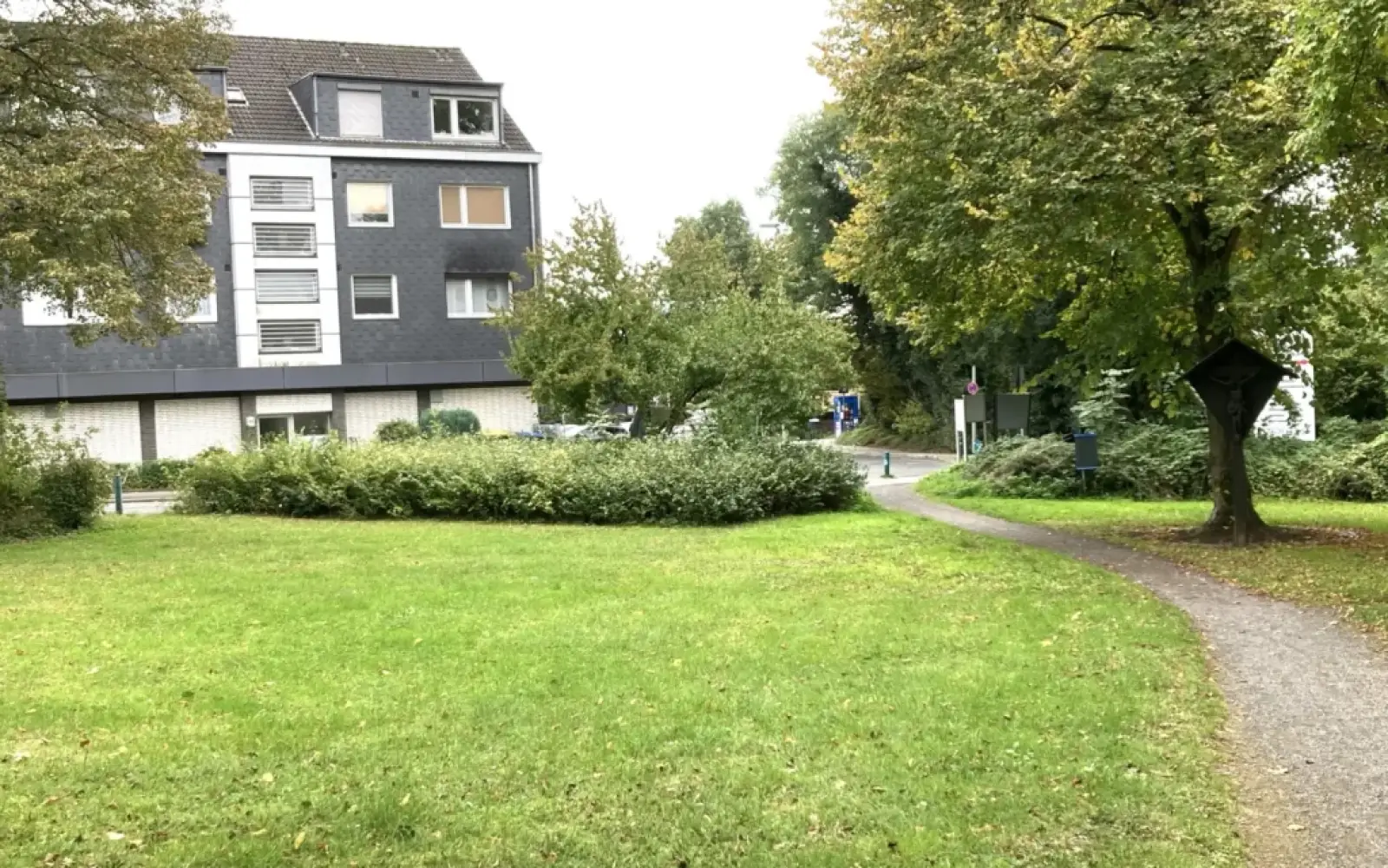 Hier der Blick von der Angermunder Straße aus - auf das nun geschlossene Lebensmittelgeschäft. Foto: sam