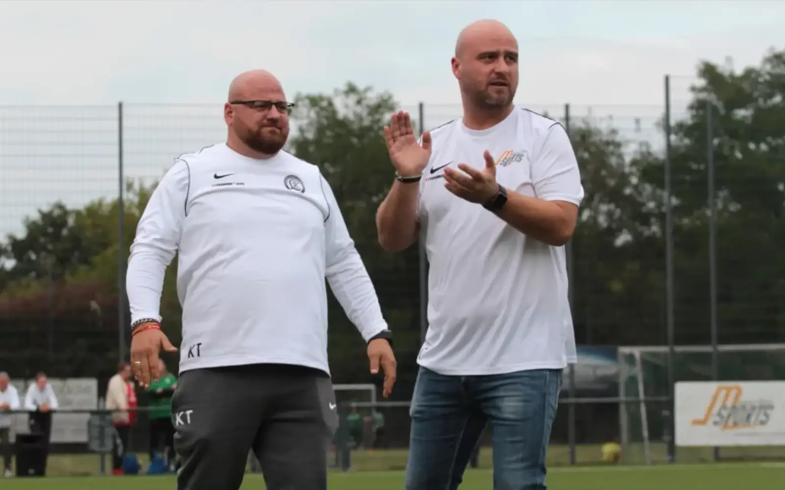 LSV-Trainer Niko Tzakiris (rechts) und sein Bruder Kosta Tzakiris, der als Co-Trainer agiert, hatten Grund zur Freude. Foto: Antje Eichwald