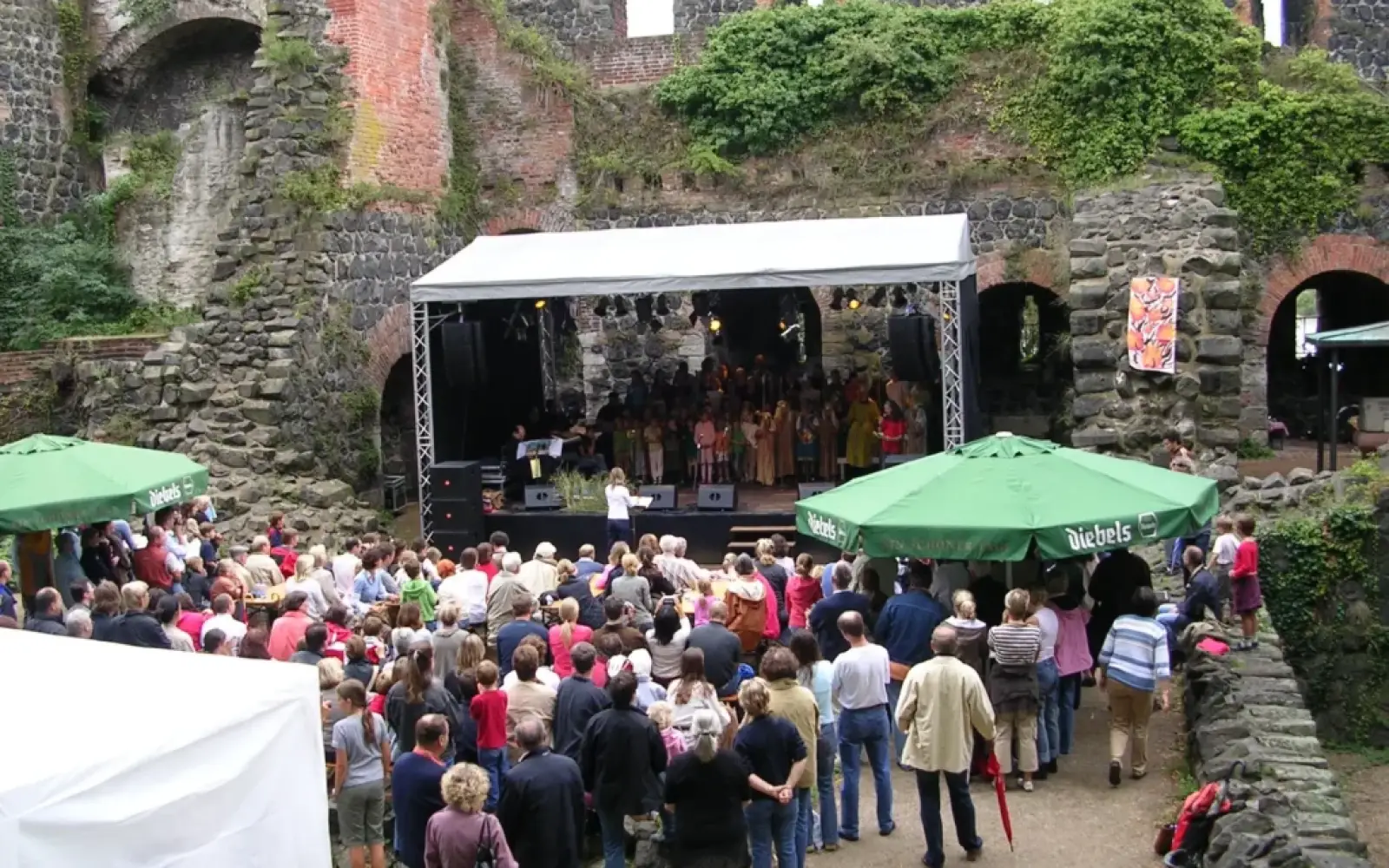 Das Kaiserpfalz Open Air in Kaiserswerth lockt Besucher mit einer beeindruckenden Kulisse und einem abwechslungsreichen Musikprogramm in die historische Burgruine. Foto: Slyzz.me