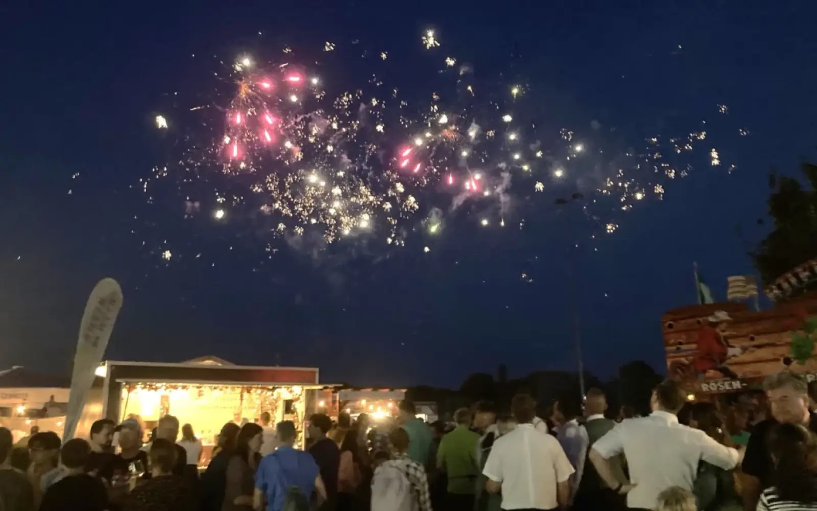 Das bunte Treiben am Himmel verfolgten am Samstagabend die zahlreichen Schützen-Gäste. Foto: sam