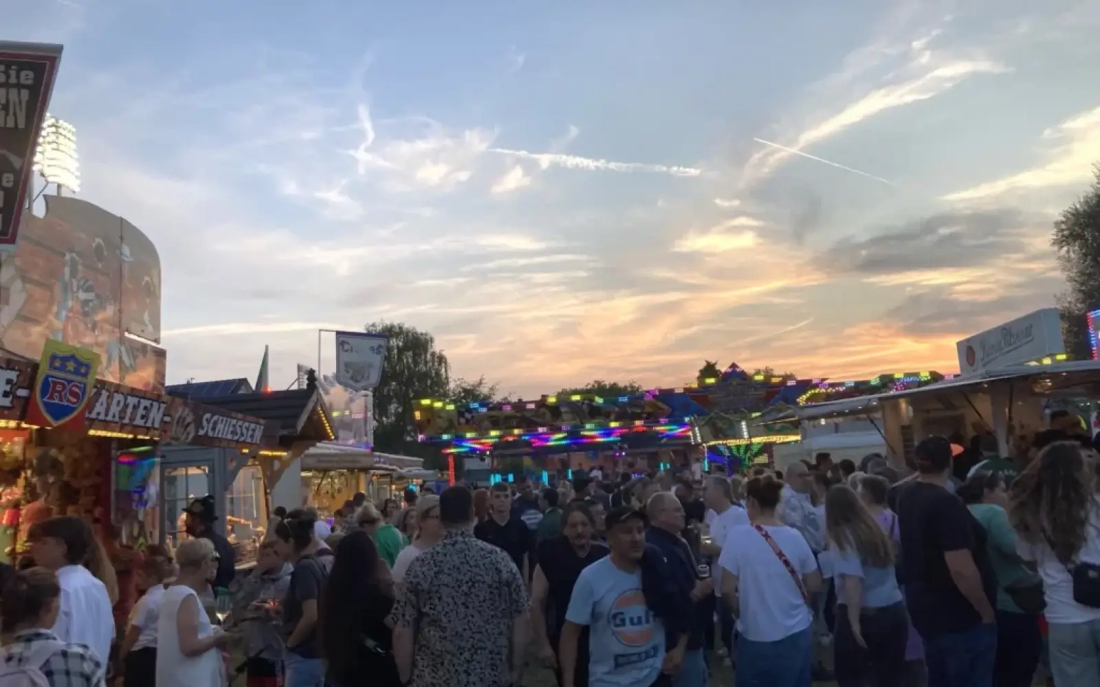 Eine herrliche Kulisse: So erstrahlte der Festplatz in Rahm nach dem Festumzug. Foto: sam