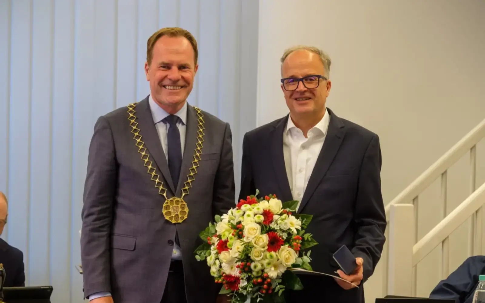 Oberbürgermeister Dr. Stephan Keller (l.) überreicht die Ehrennadel des Rates an Norbert Biermann
© Landeshauptstadt Düsseldorf/Uwe Schaffmeister