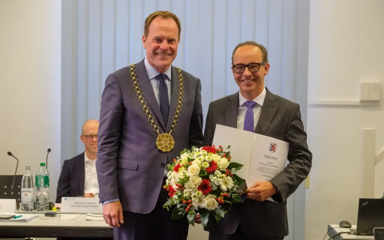 Oberbürgermeister Dr. Stephan Keller (l.) überreicht die Ehrennadel des Rates an Dr. Florian Hartmann
© Landeshauptstadt Düsseldorf/Uwe Schaffmeister