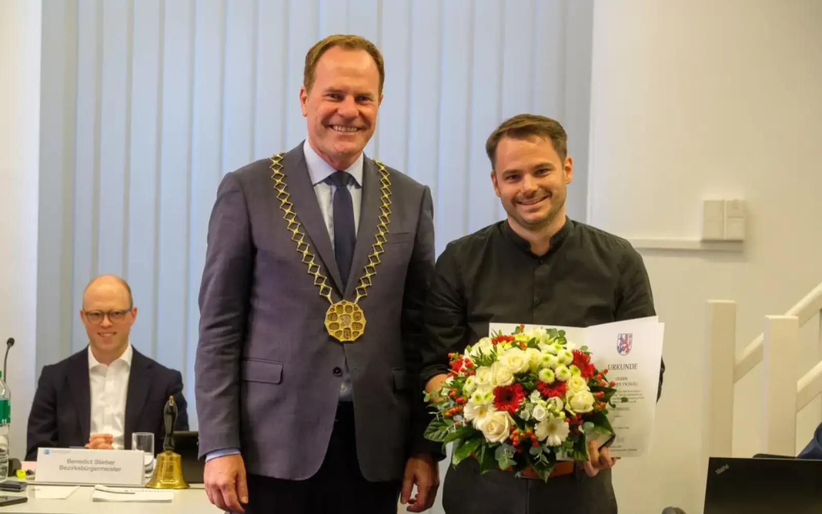 Oberbürgermeister Dr. Stephan Keller (l.) überreicht die Ehrennadel des Rates an Benjamin Tscholl
© Landeshauptstadt Düsseldorf/Uwe Schaffmeister