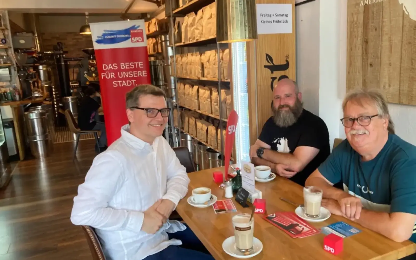 Bei verschiedenen Kaffeespezialitäten kamen alle schnell ins Gespräch miteinander (von links): Alexander Hartmann, Sascha Röser und Dieter Lieske. Foto: sam
