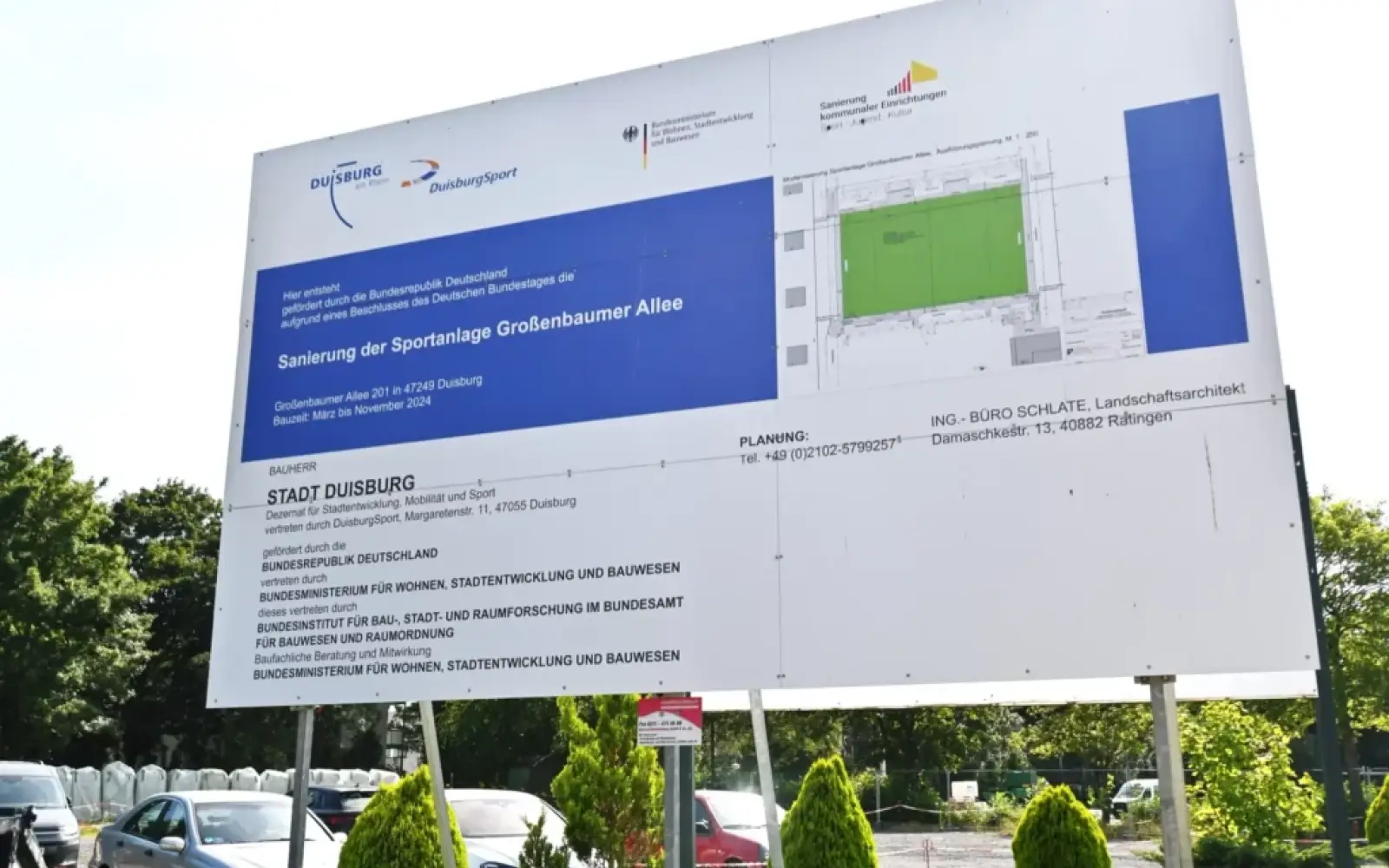 Das Baustellenschild gibt wertvolle Informationen. Foto: sam