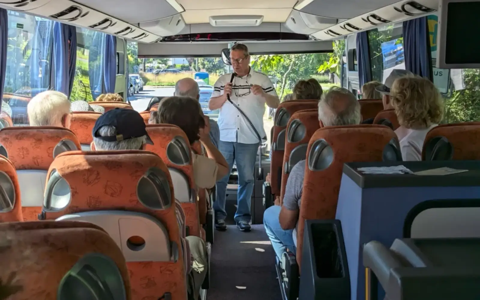 Udo Scharf vermittelt spannende Einblicke während der heimatkundlichen Bustour durch Duisburg. Foto: ah