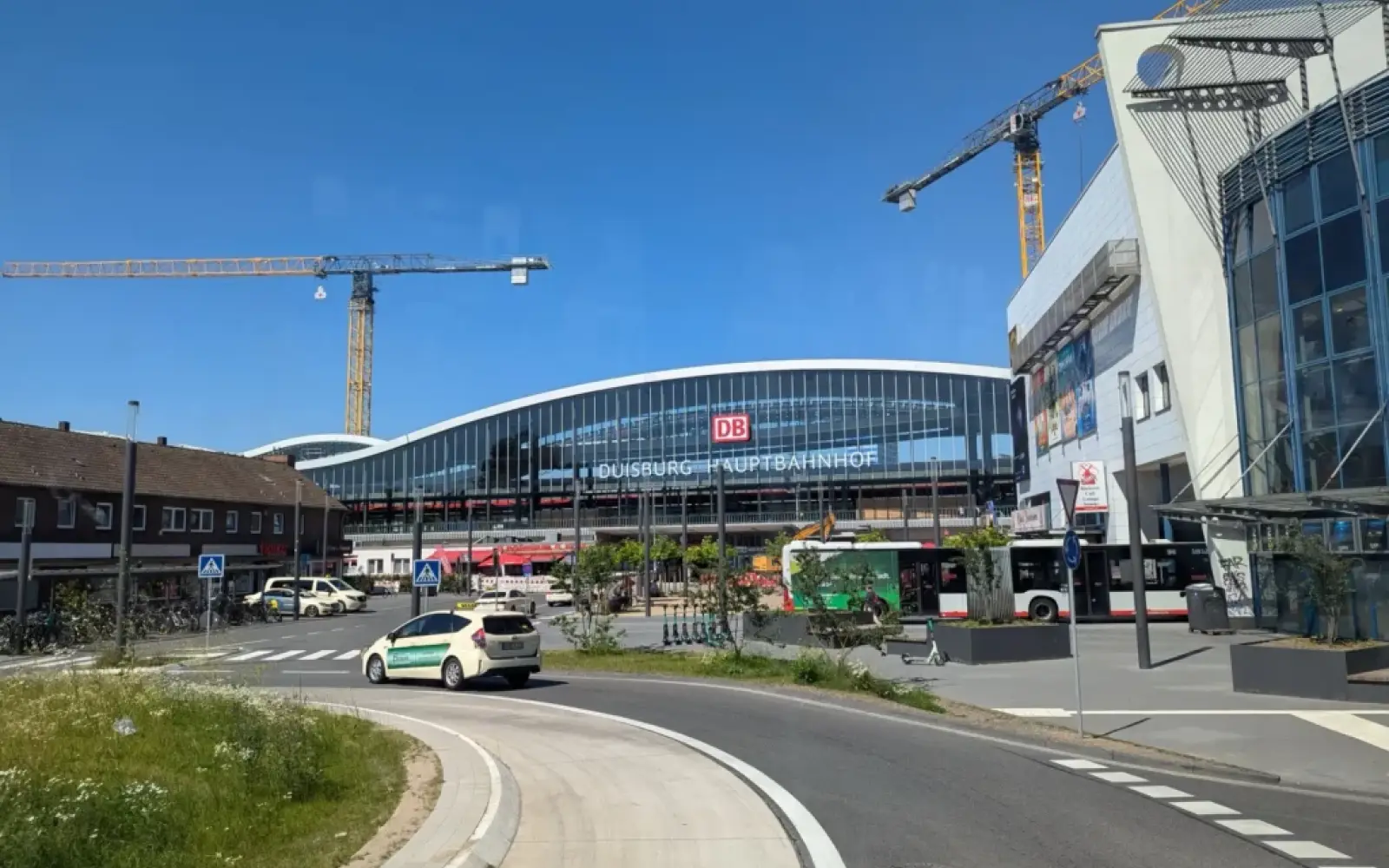 Der neu gestaltete Osteingang des Hauptbahnhofs mit wellenförmigen Strukturen wurde von allen Businsassen als gelungen empfunden. Foto: ah
