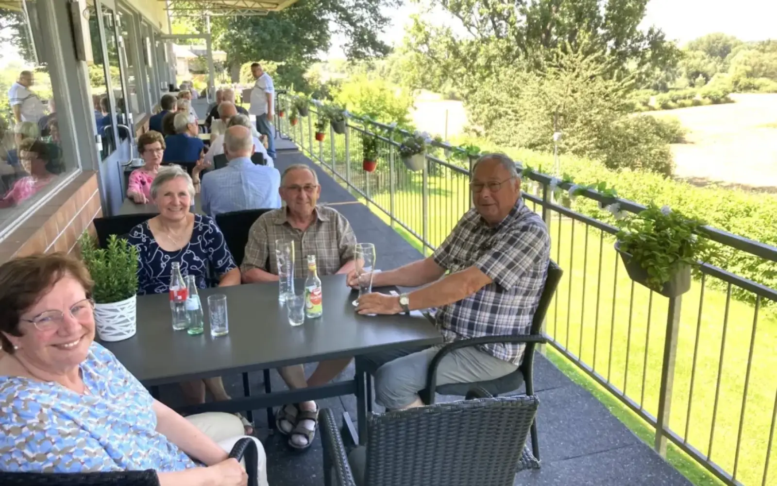 Auf der Terrasse des Bootshauses nahmen die Teilnehmenden der Bustour eine Stärkung zu sich – mit Blick auf den Rhein. Foto: sam