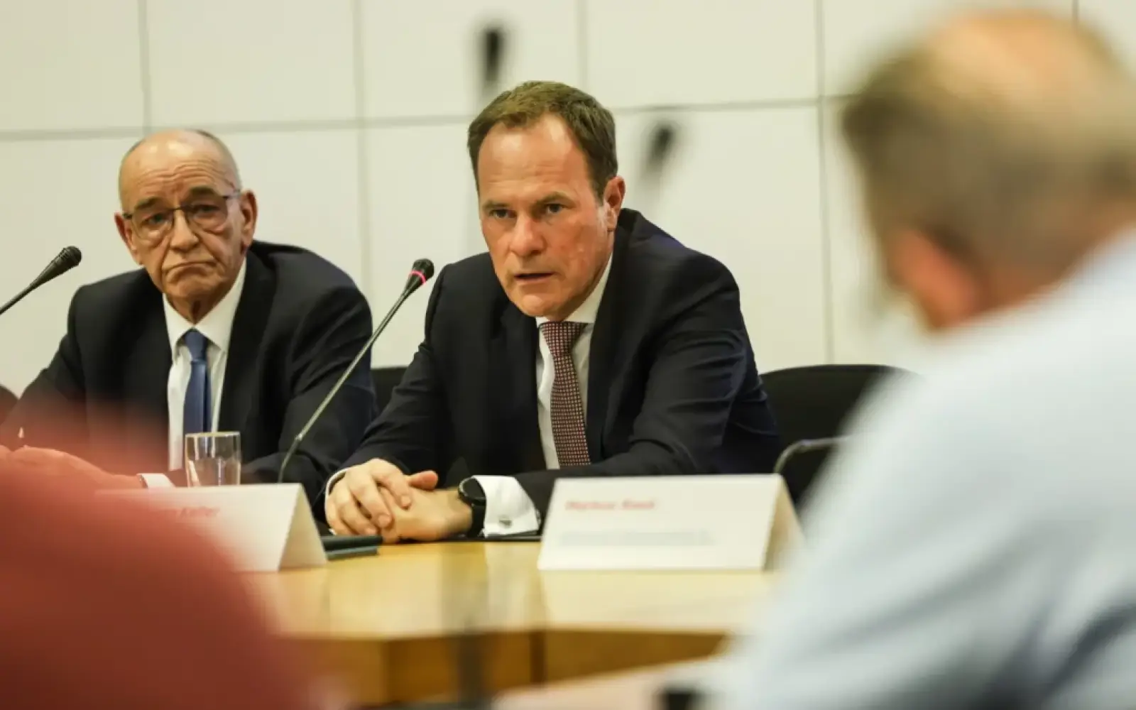 Oberbürgermeister Dr. Stephan Keller (Bildmitte) schlägt gemeinsam mit den Fraktionen der CDU, SPD und FDP vor, den Bau des Opernhauses der Zukunft am Wehrhahn zu realisieren - im Bild links, Rolf Tups (CDU)
© Landeshauptstadt Düsseldorf/Melanie Zanin