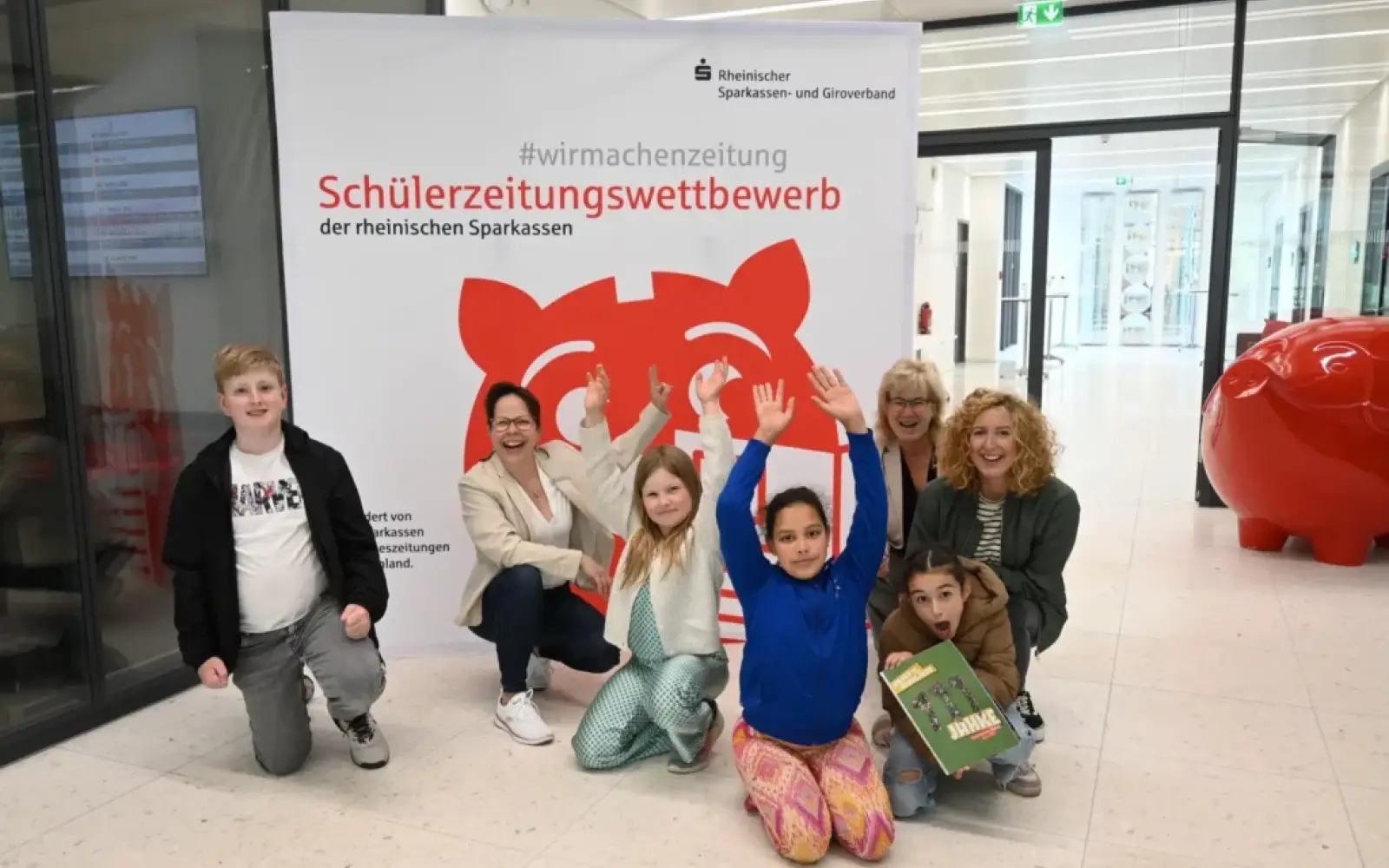 Die Freude über die zwei Auszeichnungen für die „Flinke Feder“ war riesig. Mit dabei: Layouterin Louisa Zeunert, AG-Leiterin Sabine Merz und Elke Hofmann vom Schulservice bei der Sparkasse Duisburg (hinten, von rechts). Foto: RSGV