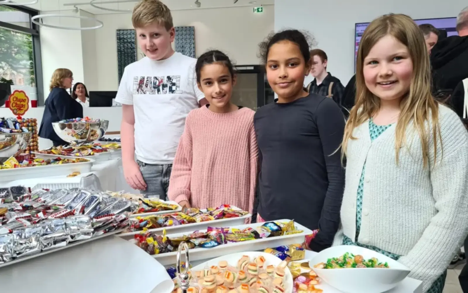 Wow, was für ein Süßigkeiten-Buffet! Hier stärkten sich die Rahmer Kinder, bevor es nach wieder nach Hause ging. Foto: Sparkasse Duisburg, Elke Hofmann