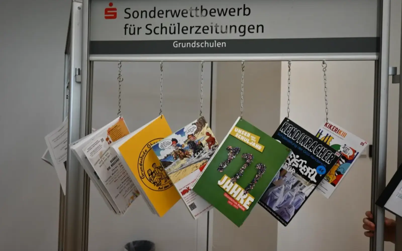 Besonders gut gefallen hat der Jury das Titelbild der Flinken Feder: Die Darstellung der 111 auf dem Rahmer Fußballplatz. Foto: sam