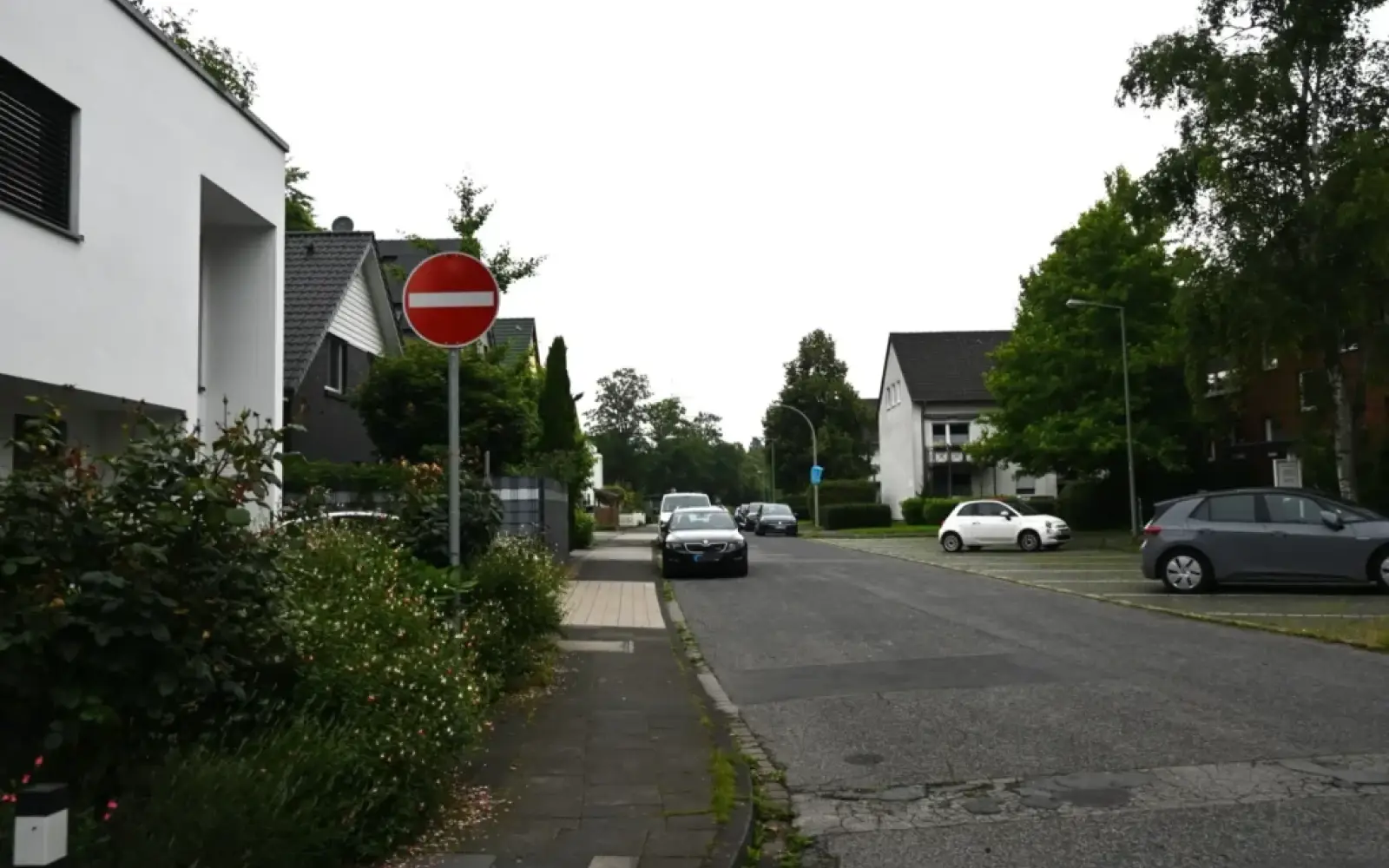Die Albert-Schweitzer-Straße in Huckingen darf an der Grundschule derzeit nur in eine Richtung
befahren werden. Foto: sam